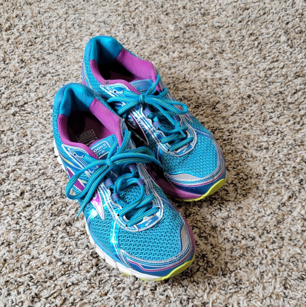 Brooks Tennis Shoes 9